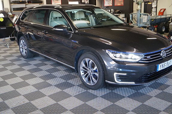 Volkswagen Passat 2 of 12