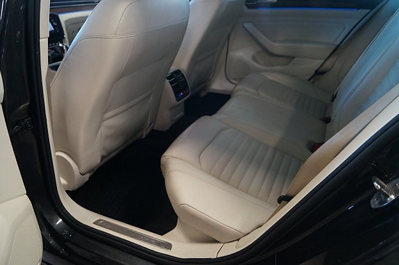 Volkswagen Passat 8 of 12