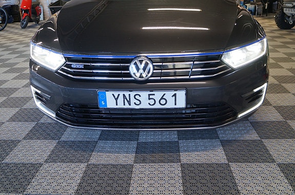 Volkswagen Passat 3 of 12