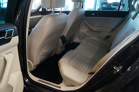 Volkswagen Passat 6 of 12