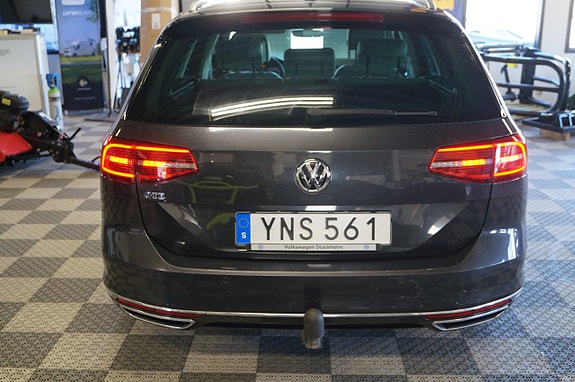Volkswagen Passat 4 of 12