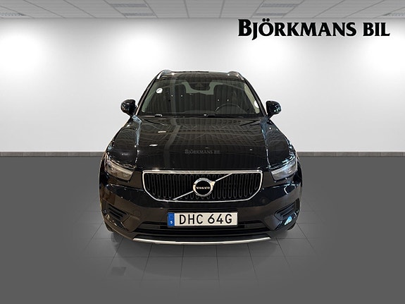 Volvo XC40 2 of 14