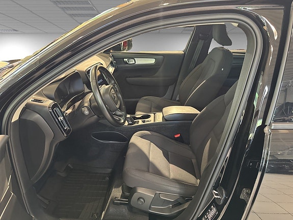 Volvo XC40 8 of 14