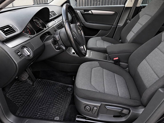 Volkswagen Passat 17 of 25