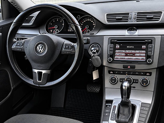 Volkswagen Passat 12 of 25
