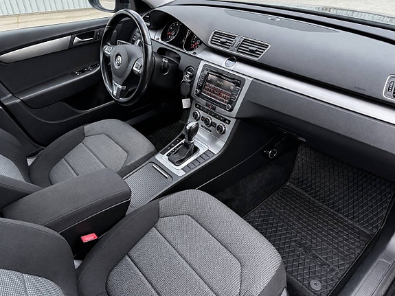 Volkswagen Passat 11 of 25
