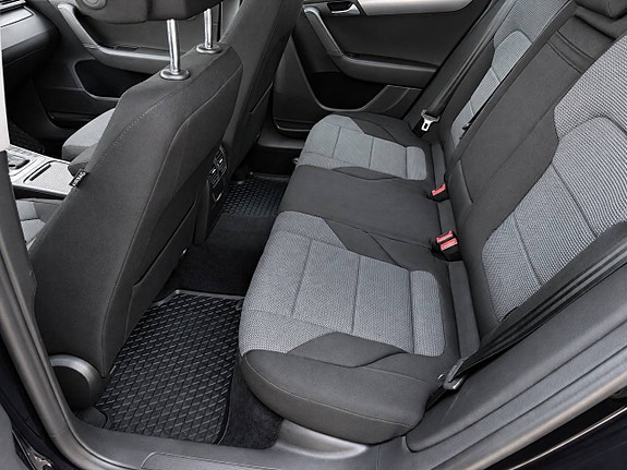 Volkswagen Passat 16 of 25