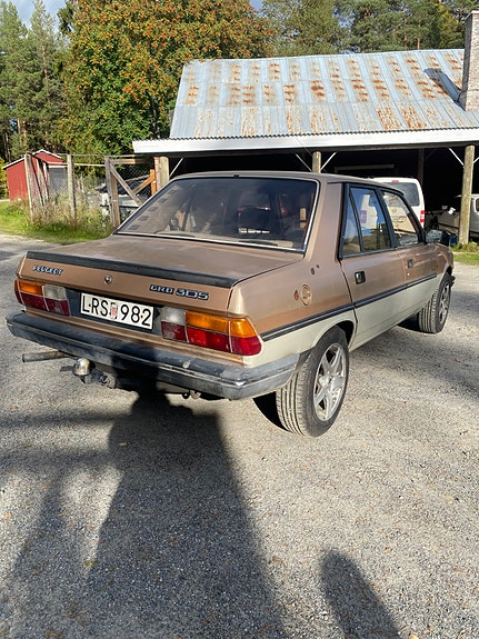 Peugeot 305 2 of 6