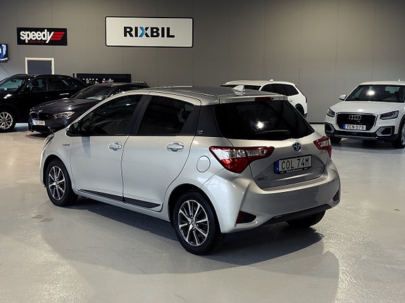Toyota Yaris 2 of 20