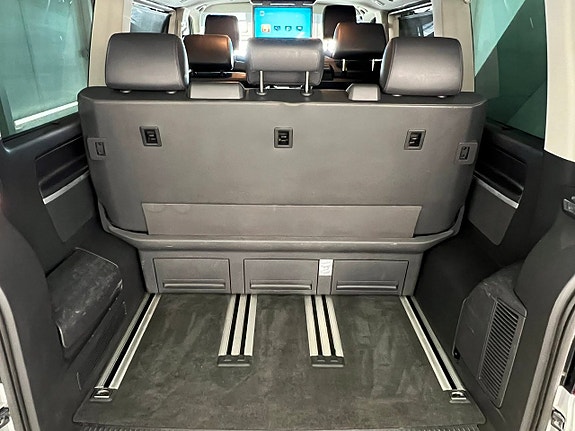 Volkswagen Multivan 25 of 25