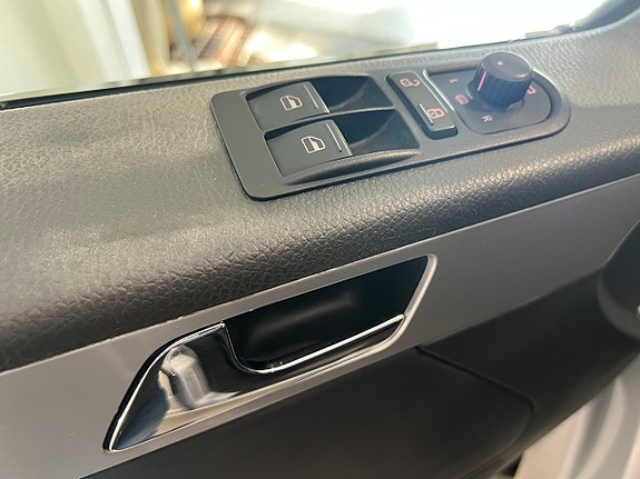 Volkswagen Multivan 16 of 25