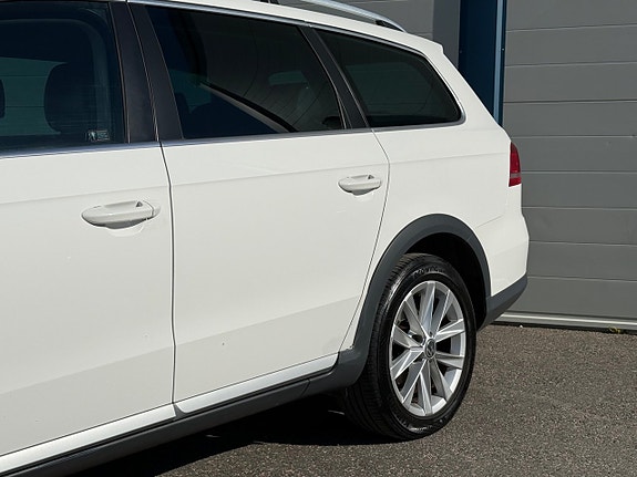 Volkswagen Passat 2 of 15