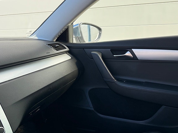 Volkswagen Passat 12 of 15
