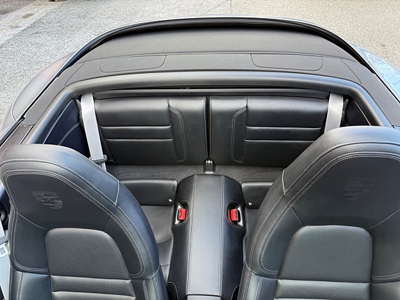 Porsche 911 Carrera 4S 28 of 30