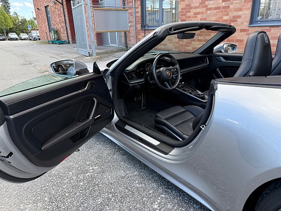 Porsche 911 Carrera 4S 12 of 30
