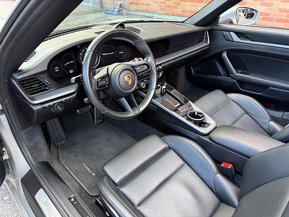 Porsche 911 Carrera 4S 13 of 30