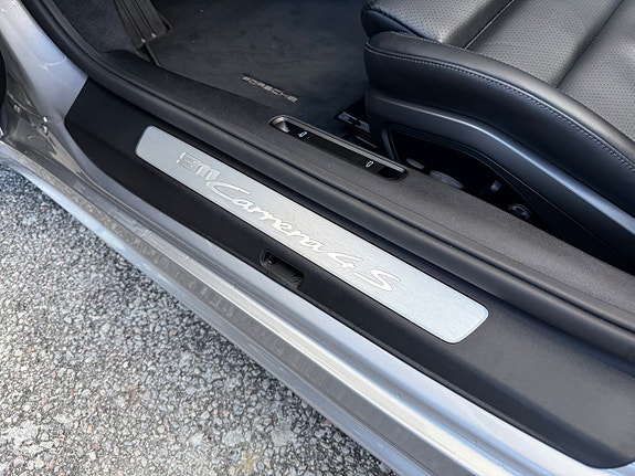 Porsche 911 Carrera 4S 30 of 30