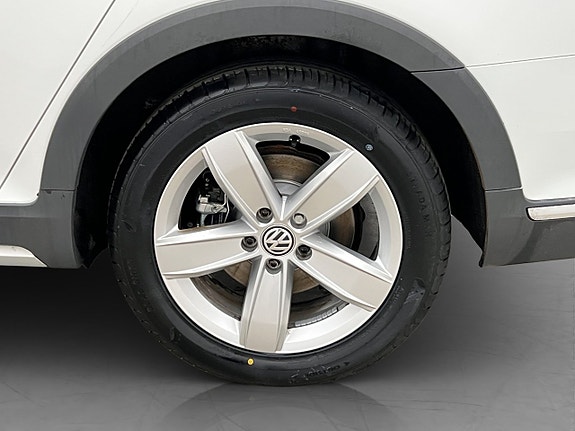 Volkswagen Passat Alltrack 28 of 30