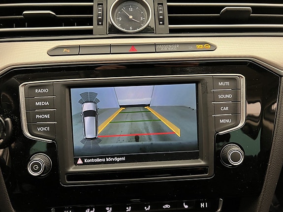 Volkswagen Passat Alltrack 16 of 30