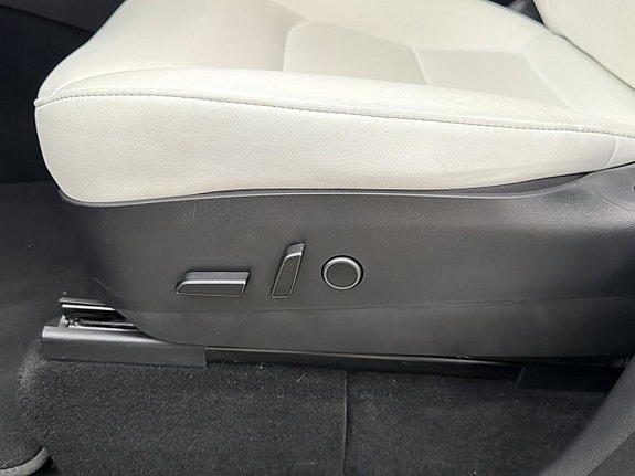 Tesla Model Y 13 of 30