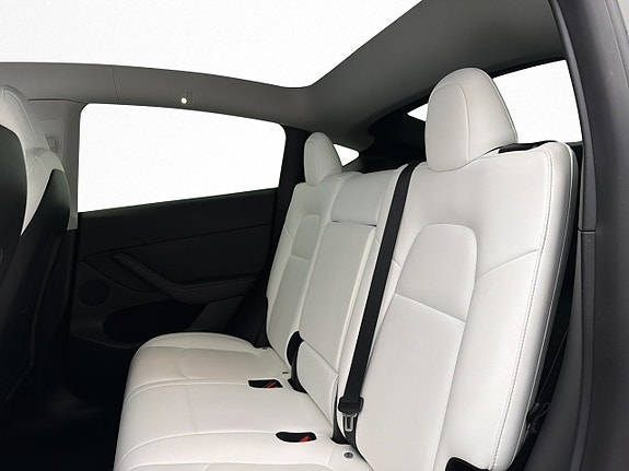 Tesla Model Y 24 of 30
