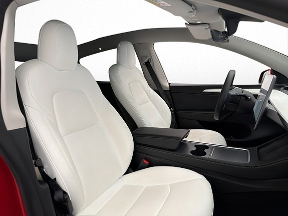 Tesla Model Y 25 of 30