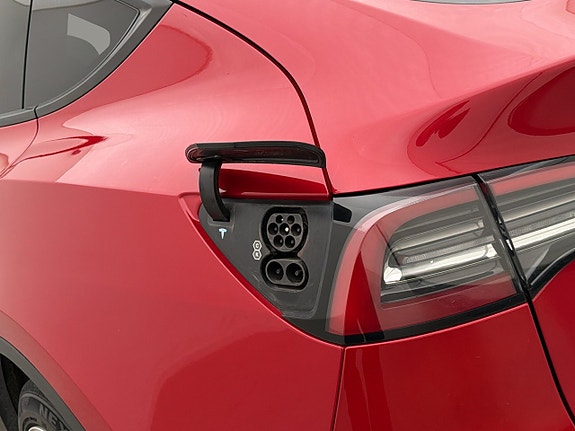 Tesla Model Y 28 of 30