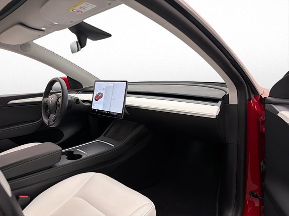 Tesla Model Y 26 of 30