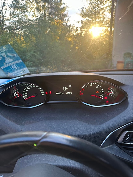Peugeot 308 2 of 8