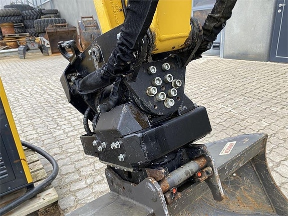 Komatsu PC33E-6 10 of 11