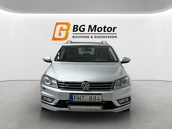 Volkswagen Passat 2 of 19