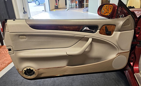 Mercedes-Benz CLK230 9 of 18