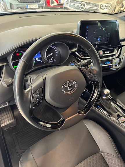 Toyota C-HR 13 of 16