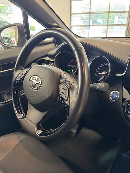 Toyota C-HR 12 of 16