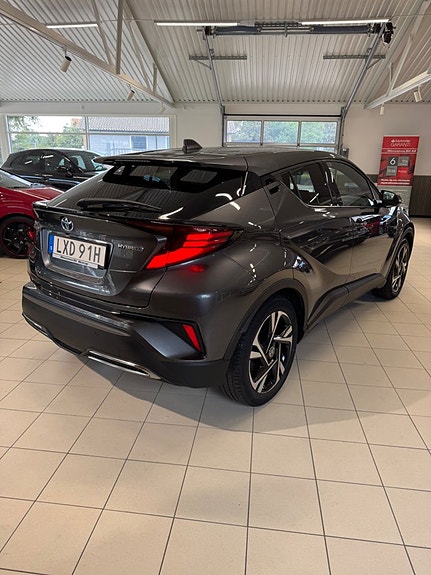 Toyota C-HR 4 of 16