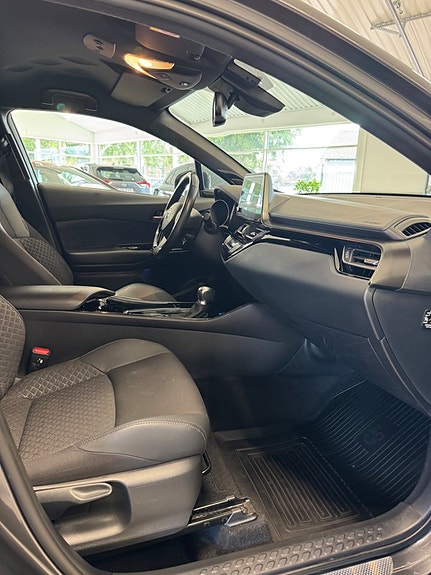 Toyota C-HR 9 of 16