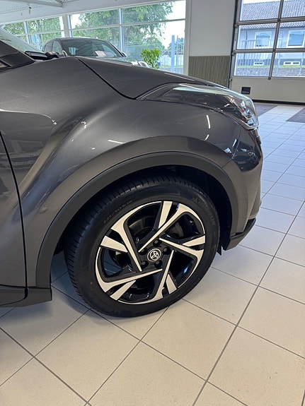 Toyota C-HR 7 of 16