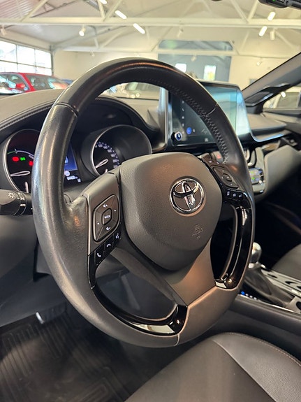 Toyota C-HR 10 of 16