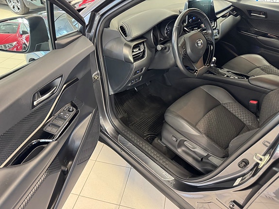 Toyota C-HR 11 of 16