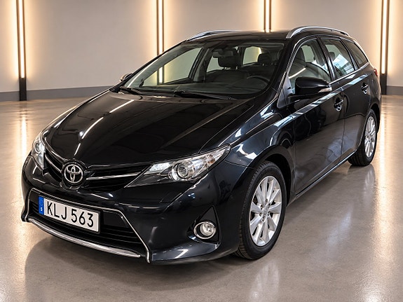 Toyota Auris 2 of 8