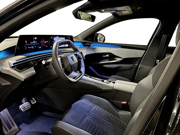 Peugeot e-3008 5 of 13