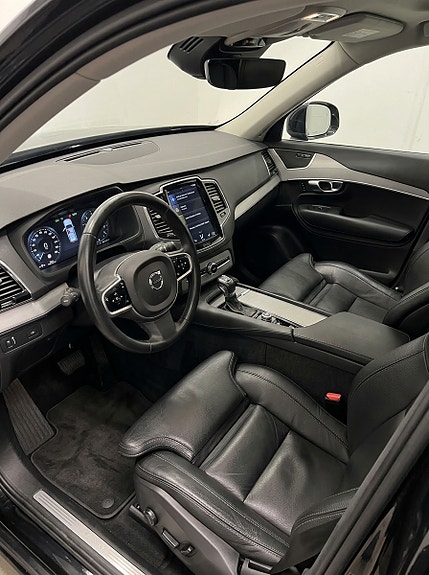 Volvo XC90 3 of 7