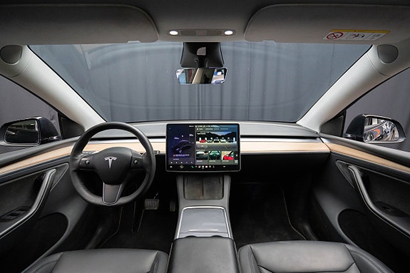 Tesla Model Y 16 of 22
