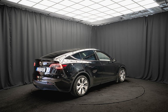 Tesla Model Y 7 of 22