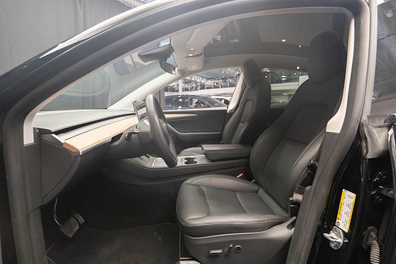 Tesla Model Y 17 of 22