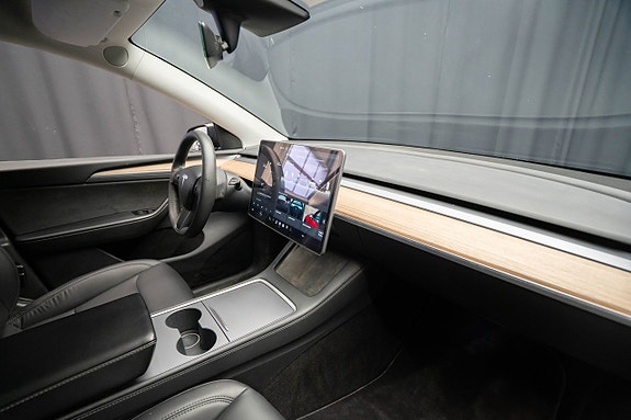 Tesla Model Y 14 of 22