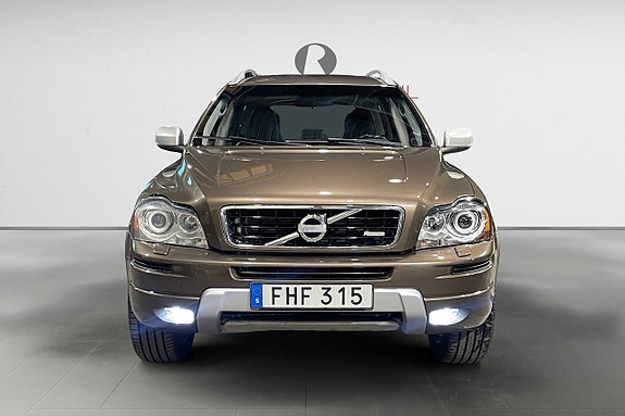 Volvo XC90 10 of 16