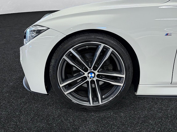 BMW 330i 13 of 22