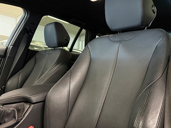 BMW 330i 17 of 22