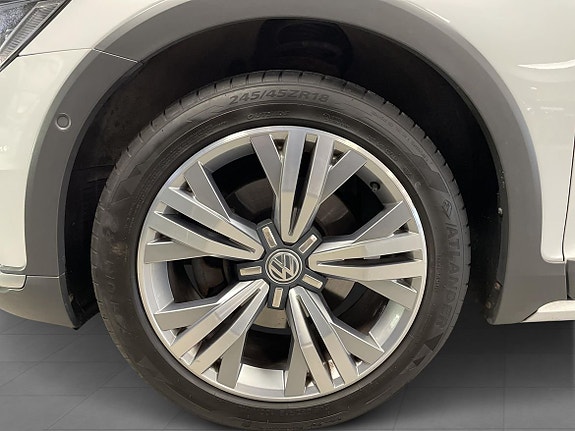 Volkswagen Passat Alltrack 9 of 26
